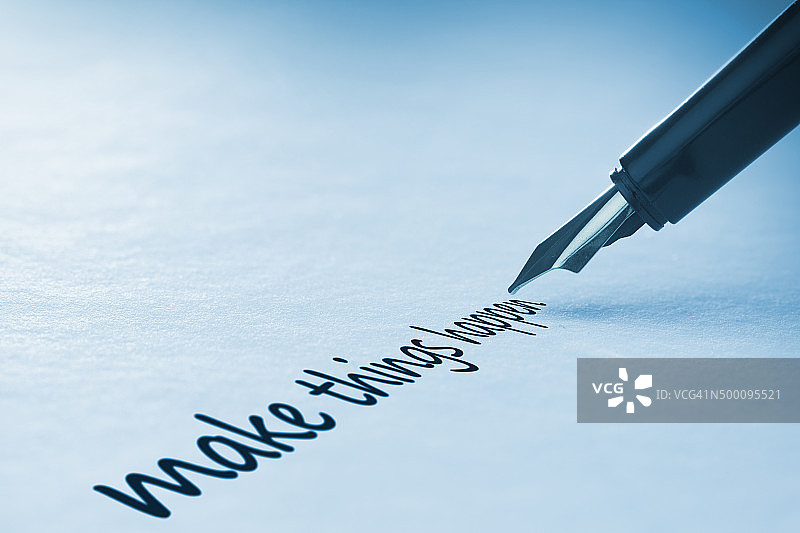 用钢笔写下“让事情发生”图片素材