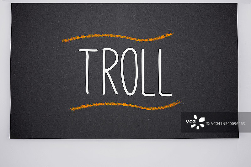 写在黑板上的“Troll”字样图片素材