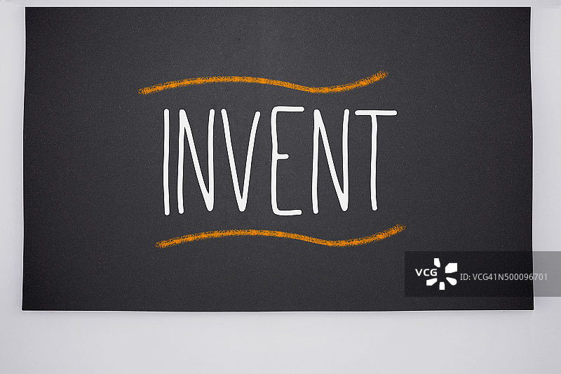 大黑板上写着发明图片素材