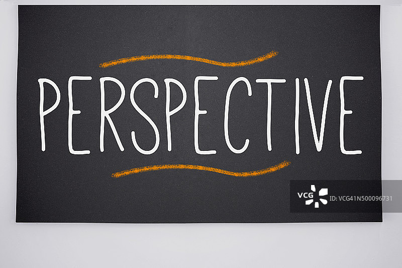 写在黑色大黑板上的“透视”图片素材