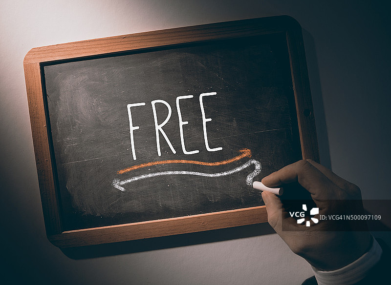 在黑板上手写“自由”图片素材