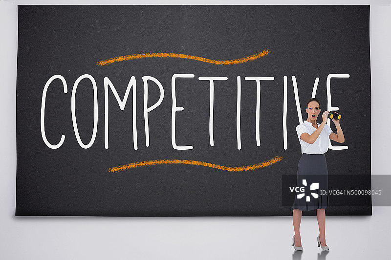 拿着望远镜，对“竞争”一词感到震惊的女商人图片素材