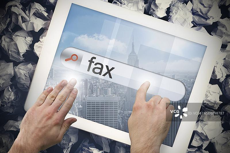 手触碰平板电脑屏幕搜索栏上的传真图片素材