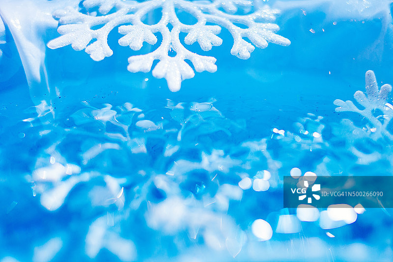 水中融化的雪花冰块微距散景背景图片素材