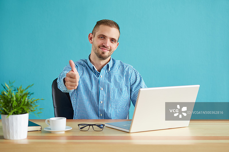 商人做出OK手势图片素材