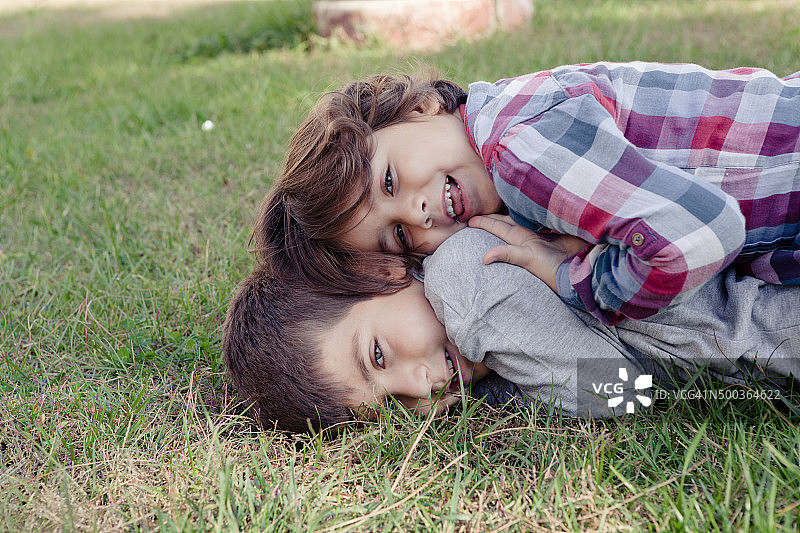 在草地上玩耍的兄妹图片素材