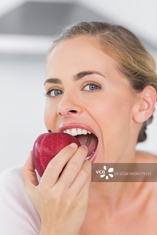 迷人的女人啃着红苹果图片素材