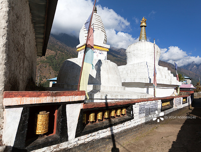 带有祈祷旗和法轮的佛塔图片素材