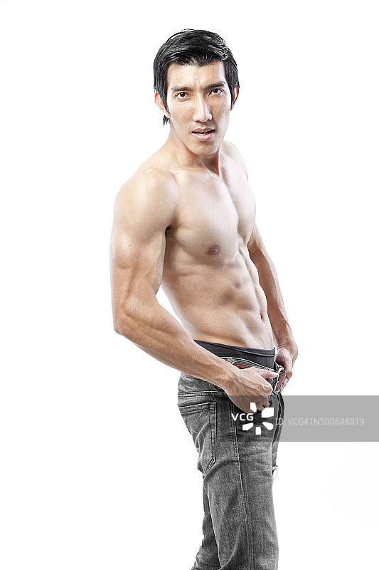 健壮的男人在摆姿势图片素材