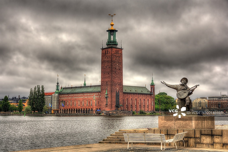 埃弗特·陶布纪念碑和斯德哥尔摩市政厅 - 瑞典图片素材