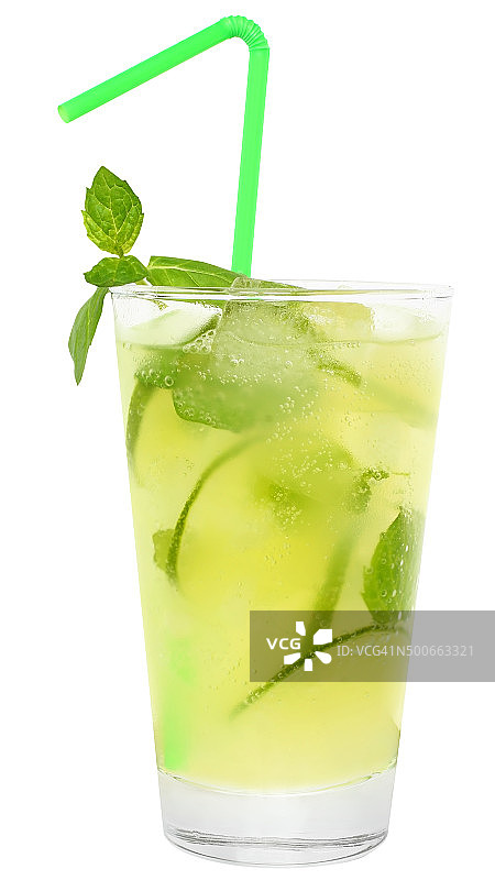 高脚杯中的青柠薄荷水果柠檬水图片素材