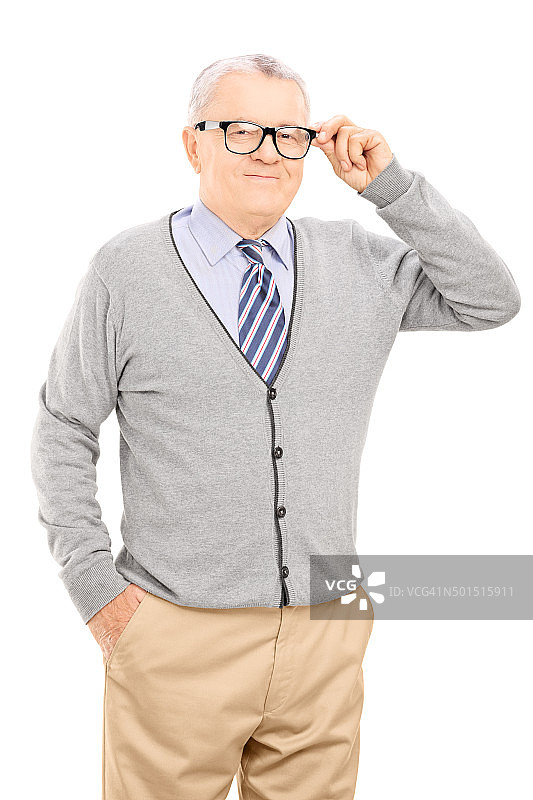 年长的男人试戴新眼镜图片素材