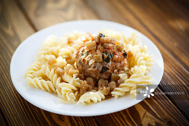 肉丸佐以酱汁和面条图片素材