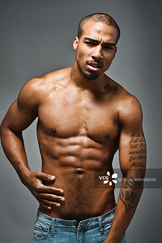 赤裸上身的肌肉男看着相机图片素材