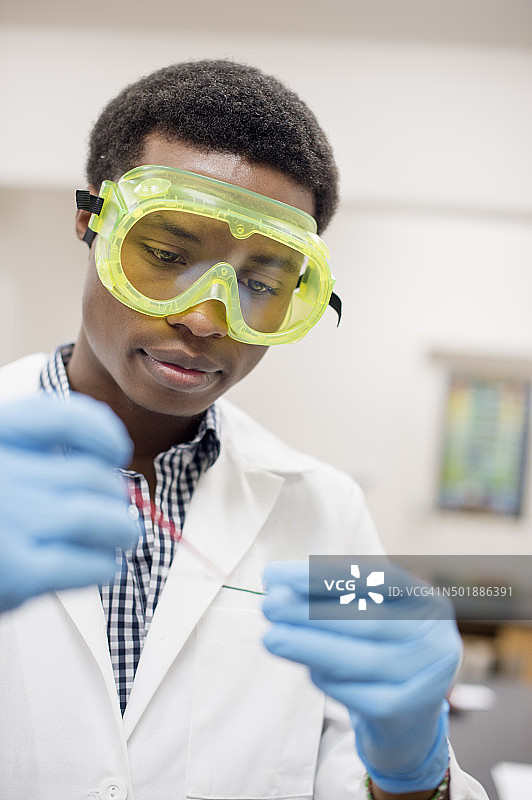 理科学生佩戴防护眼镜图片素材