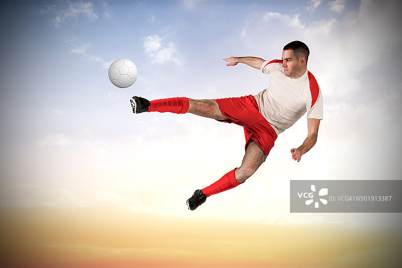 踢球的足球运动员图片素材