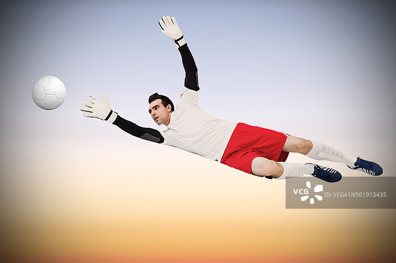 身穿白色球衣的守门员正在扑救图片素材