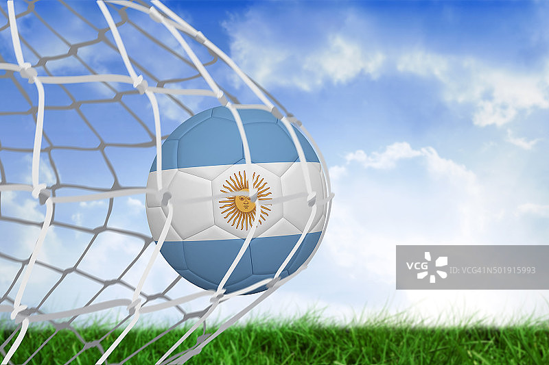 带有阿根廷颜色的足球在球网后图片素材