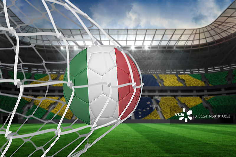 意大利配色足球在球网后方图片素材