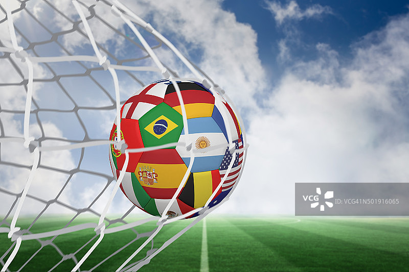 多国配色足球在球网后图片素材