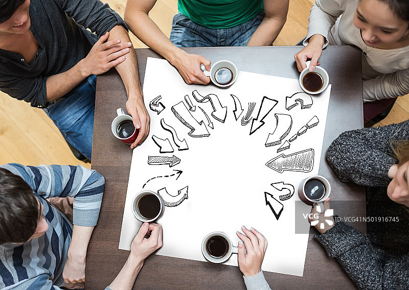 人们围坐在桌旁喝咖啡的合成图像图片素材