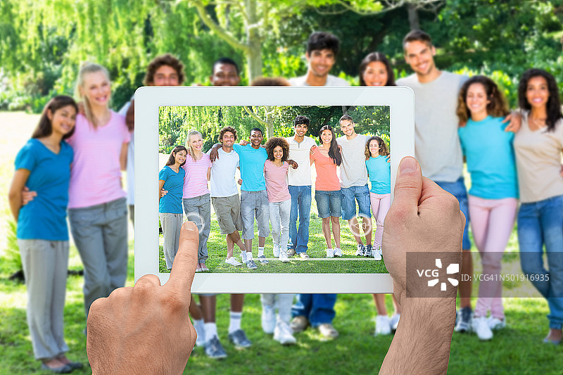 手持平板电脑的合成图图片素材