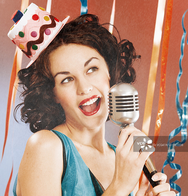 年轻女子对着麦克风唱歌图片素材