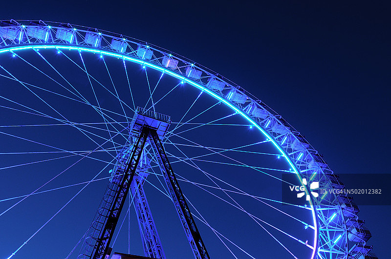 带有蓝色灯光的摩天轮局部图片素材