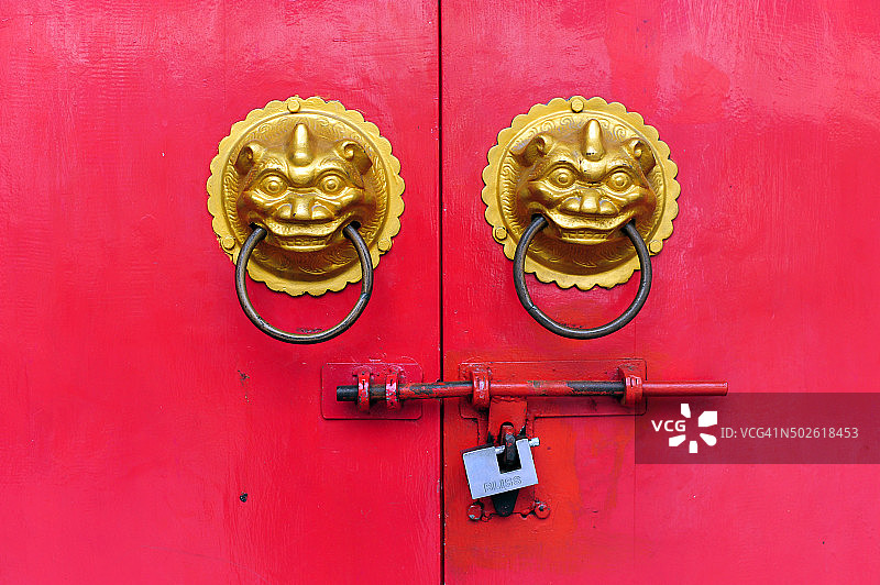 带有狮子门环的红色中式门图片素材