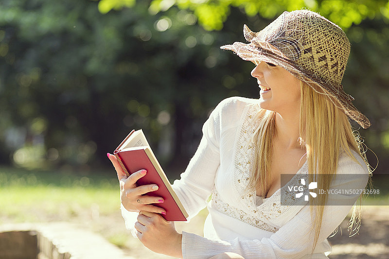 读一本书图片素材