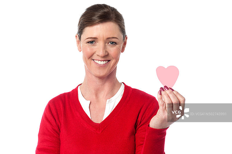女人面向镜头展示可爱纸质爱心图片素材