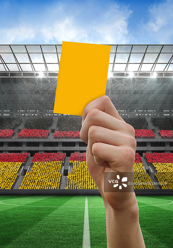 举起黄牌的手的合成图像图片素材