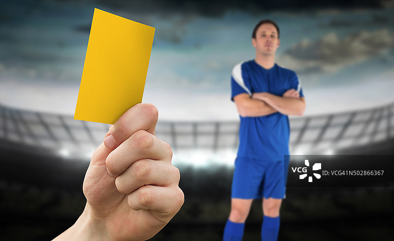 举起黄牌的手的合成图像图片素材