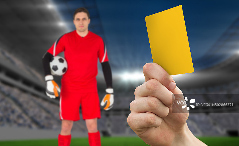 举起黄牌的手的合成图像图片素材
