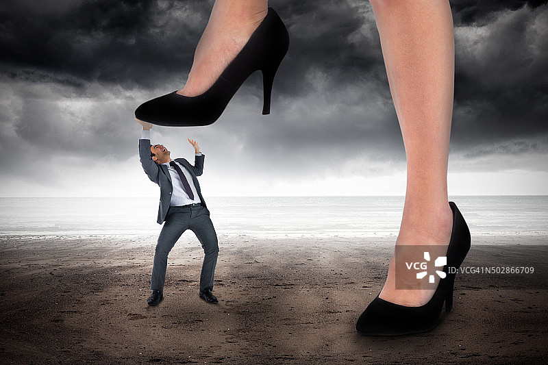 女商人踩在小商人身上的合成图像图片素材