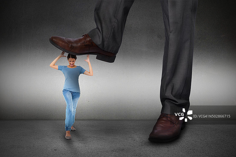 商人踩踏女孩的合成图图片素材