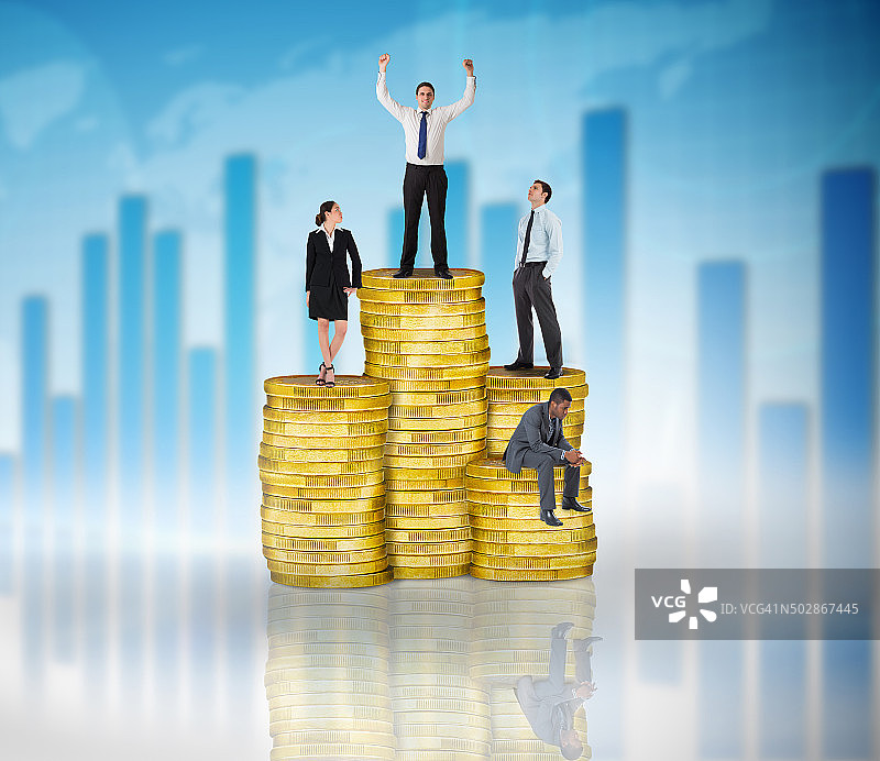 站在硬币堆上的商务人士合成图图片素材