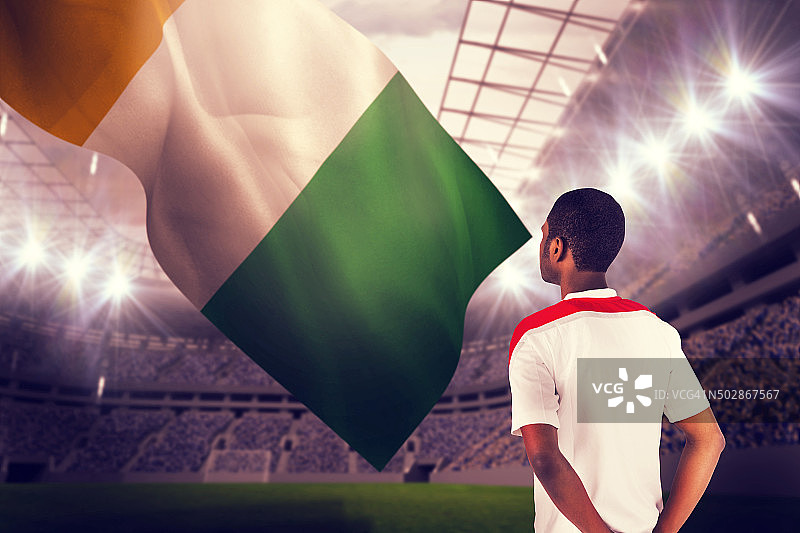 身穿白色衣服的足球迷的合成图像图片素材