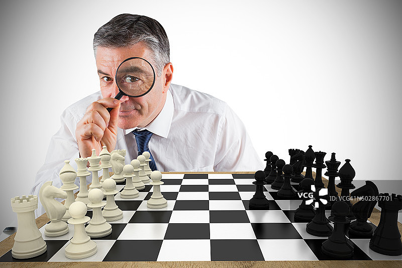 拿着放大镜的专注商人合成图图片素材