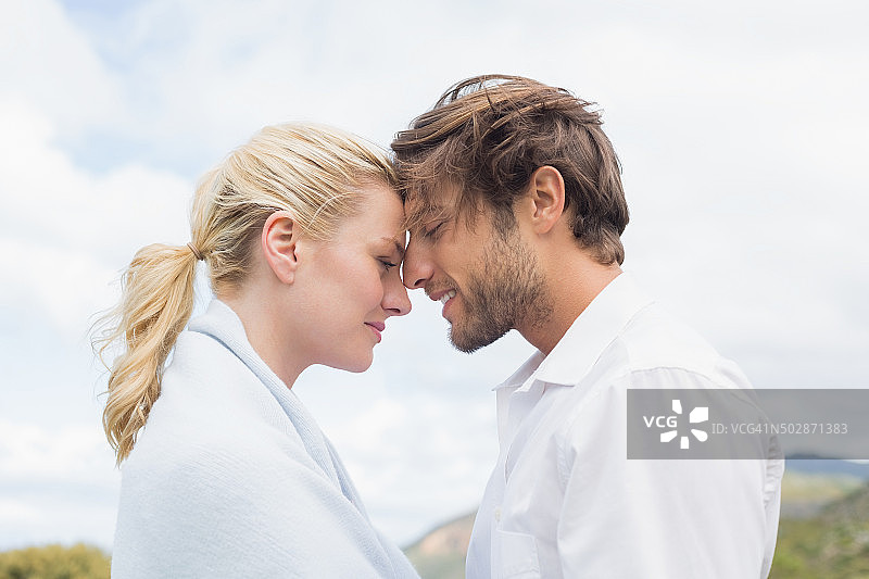 可爱的微笑情侣在户外面对面站立图片素材