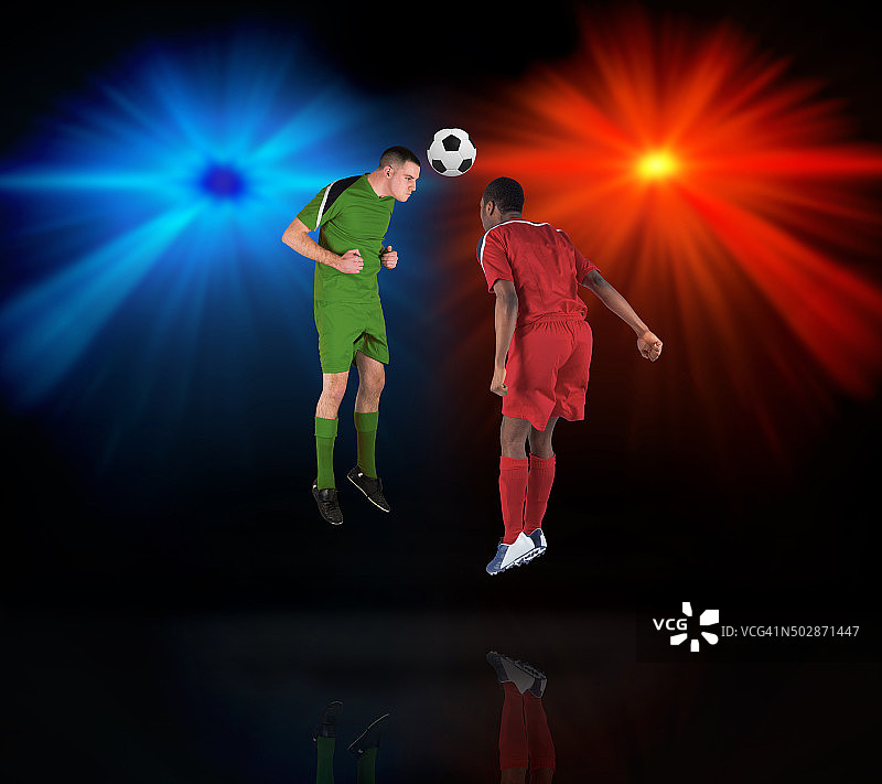 足球运动员争抢足球图片素材