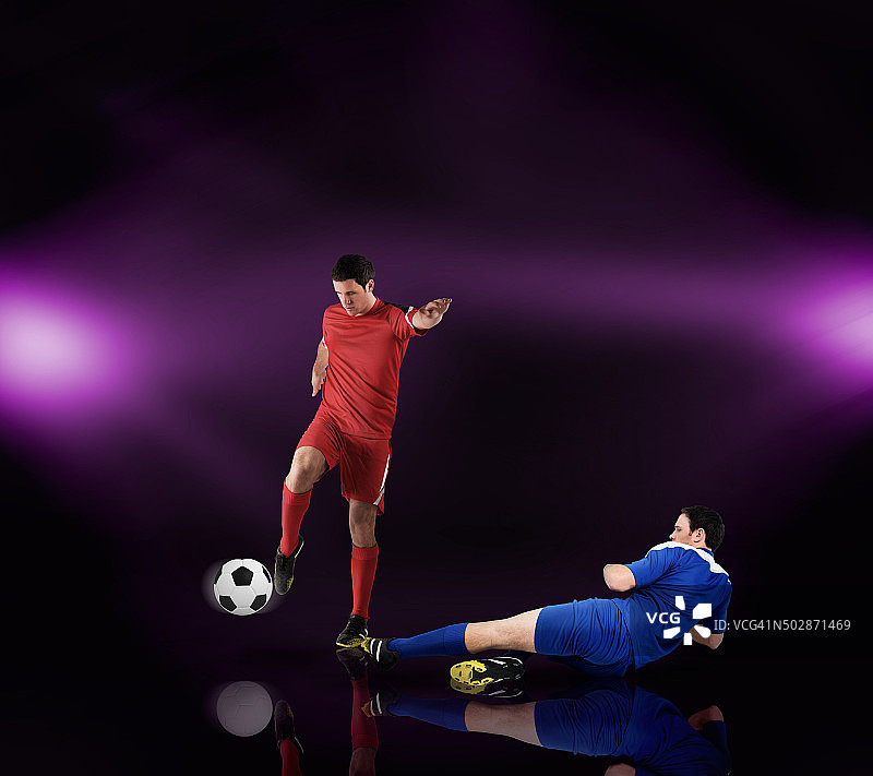 足球运动员争抢足球图片素材