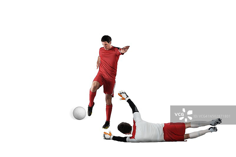 足球运动员争抢足球图片素材