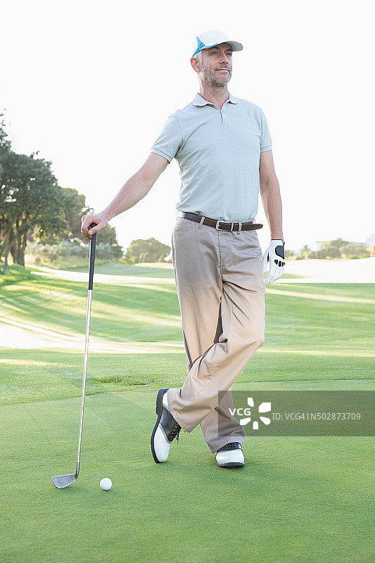 手持球杆的英俊高尔夫球手图片素材