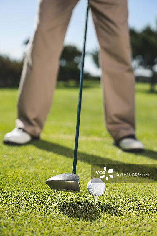 准备开球的高尔夫球手图片素材