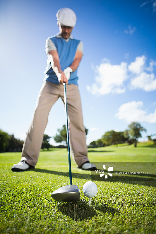 准备开球的高尔夫球手图片素材