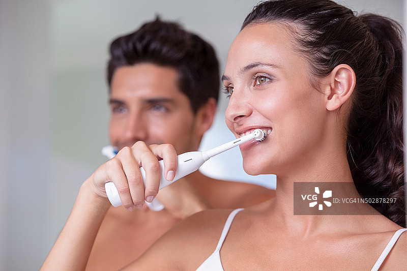 早上刷牙的迷人情侣图片素材