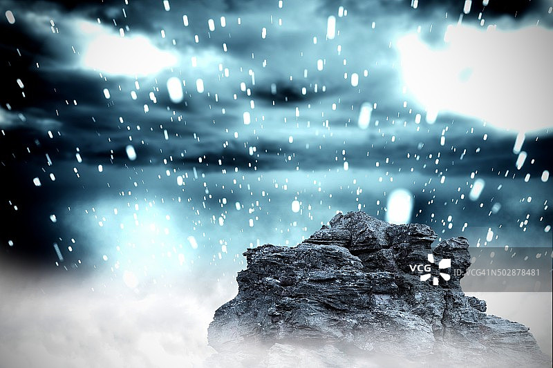 俯瞰雪景的大岩石图片素材