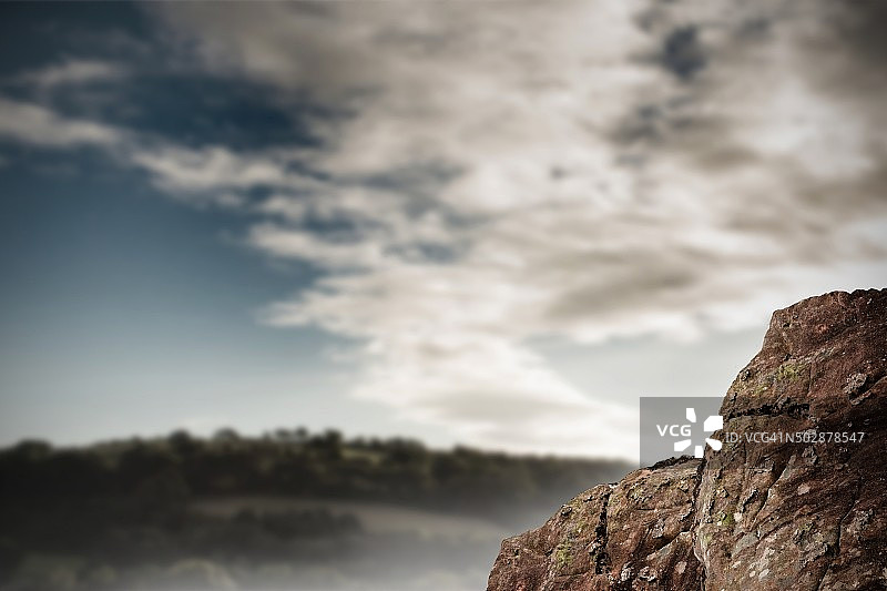俯瞰广阔森林的巨石图片素材