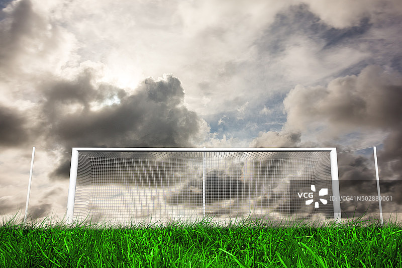 灰色多云天空下的足球球门图片素材
